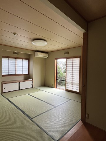 米子市尾高　中古戸建の和室|１F　和室8帖
出窓あり、エアコンあり