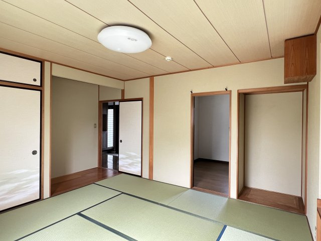 米子市尾高　中古戸建の和室|１F　和室8帖
仏間あり、奥に納戸あり