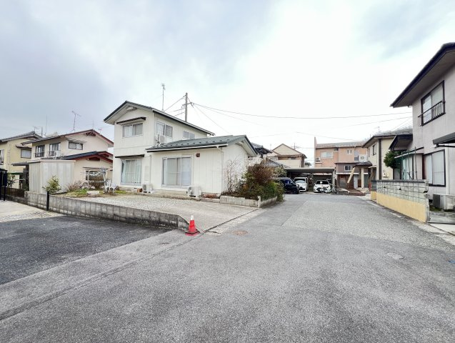 米子市尾高　中古戸建の前面道路含む現地写真