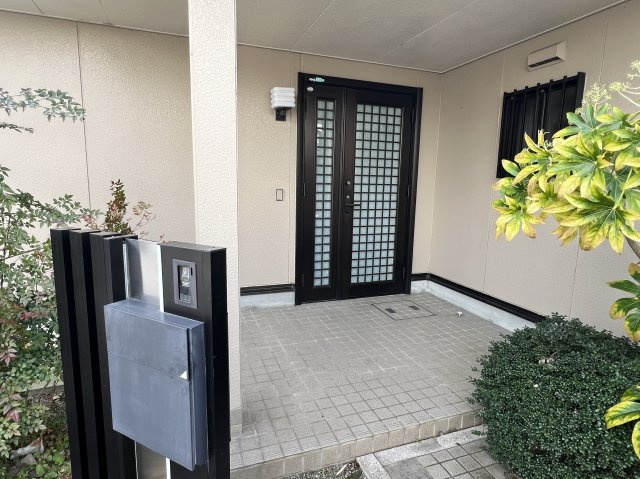 米子市尾高　中古戸建の玄関|広々としたポーチです。