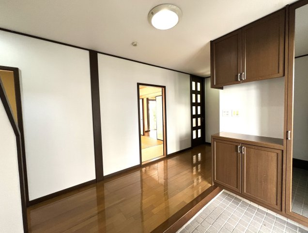 米子市尾高　中古戸建の玄関|大容量の備え付け下足収納（全身鏡付き）