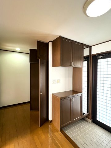 米子市尾高　中古戸建の玄関|玄関横にクローゼット収納あり