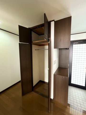 米子市尾高　中古戸建の収納|ハンガーラックがついているのでコート掛けとして利用できます。
