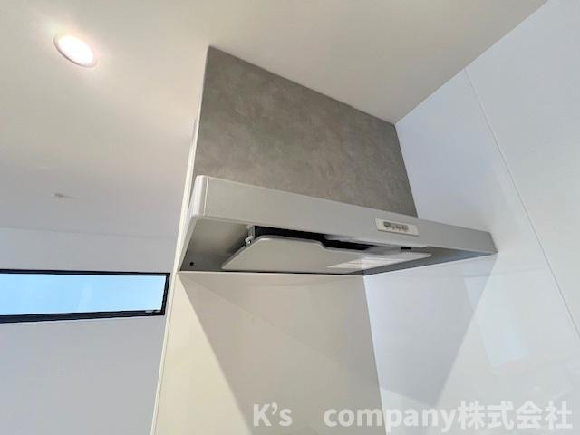 ◎高座郡寒川町小谷1丁目　新築戸建　B号棟のキッチン|スリムタイプのお手入れのしやすいレンジフード☆