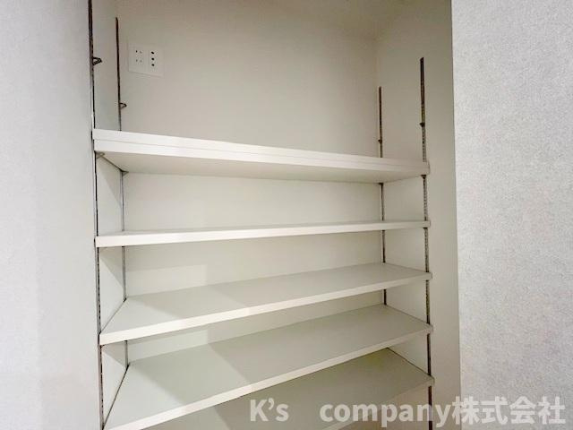 ◎高座郡寒川町小谷1丁目　新築戸建　B号棟の収納|キッチン後方には収納力のありパントリー付き☆