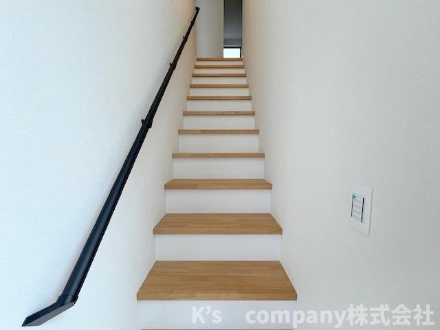 ◎高座郡寒川町小谷1丁目　新築戸建　B号棟の内装|手すり付きの階段☆小さいお子様やご年配にも優しい仕様です◇