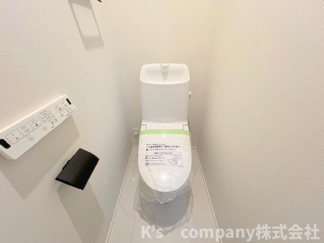 ◎高座郡寒川町小谷1丁目　新築戸建　B号棟のトイレ|白を基調とした清潔感のあるトイレ◇