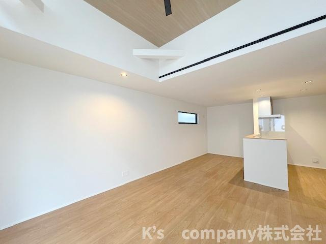 ◎高座郡寒川町小谷1丁目　新築戸建　B号棟の居間・リビング|リビングの上部は天井高で開放感があります◇
