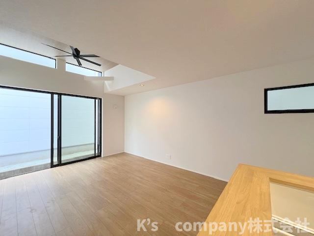 ◎高座郡寒川町小谷1丁目　新築戸建　B号棟の居間・リビング|キッチン側から見たリビングスペース◇