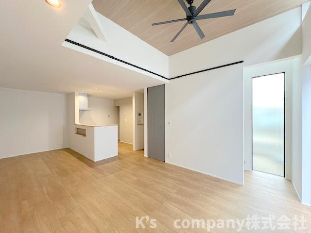 ◎高座郡寒川町小谷1丁目　新築戸建　B号棟の居間・リビング|リビングの上部には空調を手助けしてくれるシーリングファン付き♪