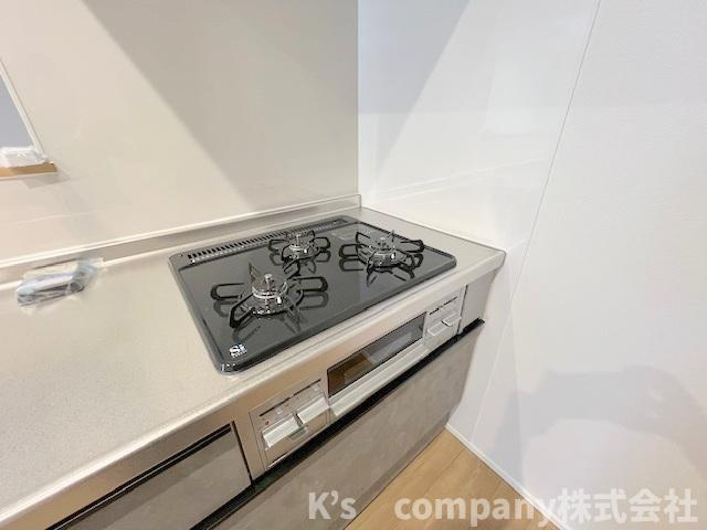 ◎高座郡寒川町小谷1丁目　新築戸建　B号棟のキッチン|三口ガスコンロでお料理の幅が広がります♪