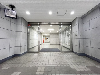 【エントランス】 | 上馬マンション | 防犯カメラのあるエントランスアプローチ。夜間はオートロックとなります