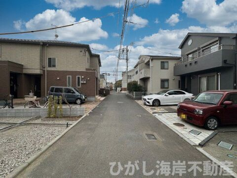 藤沢市鵠沼松が岡2丁目　新築戸建　全３棟の前面道路含む現地写真|3月2日撮影　外構工事中　現地外観