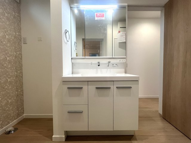 10分以内よ！小中学校！！休日に行けるよ！ズーラシア！！【旭区川井本町新築戸建】の独立洗面台|朝の支度にも助かる、独立の洗髪洗面化粧台