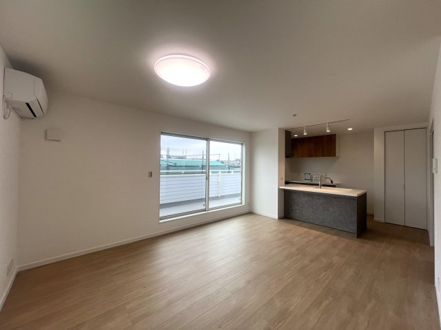 10分以内よ！小中学校！！休日に行けるよ！ズーラシア！！【旭区川井本町新築戸建】の居間・リビング|ゆったり過ごせるリビングです