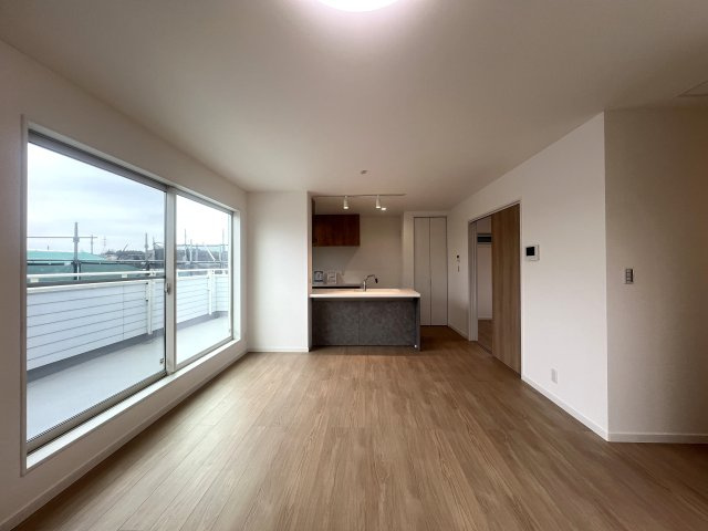 10分以内よ！小中学校！！休日に行けるよ！ズーラシア！！【旭区川井本町新築戸建】の居間・リビング|おしゃれな居間です