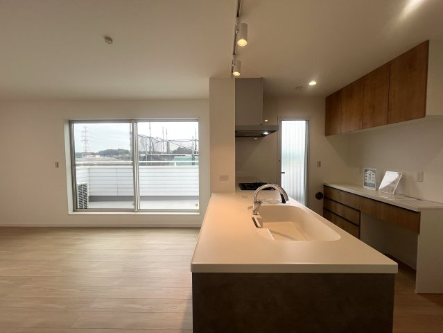 10分以内よ！小中学校！！休日に行けるよ！ズーラシア！！【旭区川井本町新築戸建】の居間・リビング|おしゃれな居間です