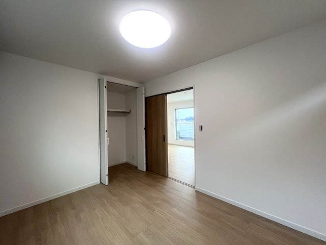 10分以内よ！小中学校！！休日に行けるよ！ズーラシア！！【旭区川井本町新築戸建】の洋室|明るい洋室です