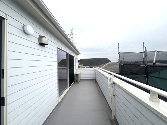 10分以内よ！小中学校！！休日に行けるよ！ズーラシア！！【旭区川井本町新築戸建】のバルコニー|開放的で明るい空間を演出してくれるバルコニーです