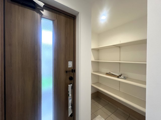 10分以内よ！小中学校！！休日に行けるよ！ズーラシア！！【旭区川井本町新築戸建】の玄関|毎日通る玄関はこちらです