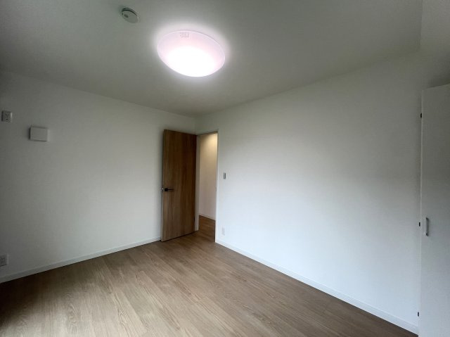 10分以内よ！小中学校！！休日に行けるよ！ズーラシア！！【旭区川井本町新築戸建】の洋室|落ち着いた色調の洋室です