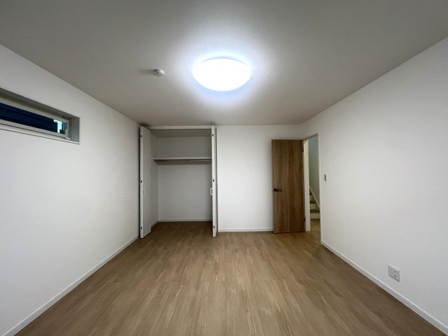 10分以内よ！小中学校！！休日に行けるよ！ズーラシア！！【旭区川井本町新築戸建】の洋室|落ち着いた色調の洋室です