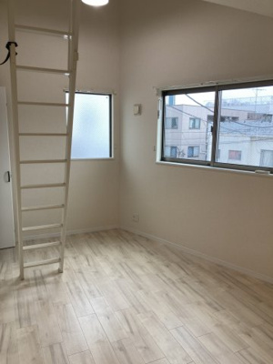 【洋室】 | 角部屋で明るい室内