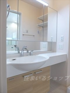 広島市安佐北区可部南１丁目のアパートの洗面所|三面鏡付き大型シャンプードレッサー