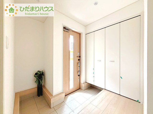 【玄関】 | 取手市新町第13　新築戸建　1号棟 | シューズクロークは、レインコートやベビーカー、ゴルフバッグなど大きな荷物を置けるので、
いつでも玄関を綺麗に保てます(*^-^*)
