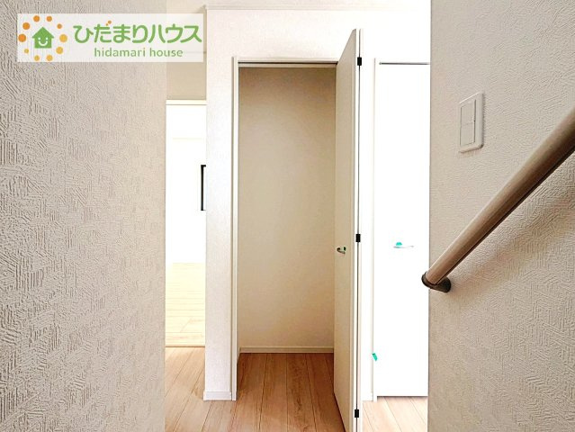 【収納】 | 取手市新町第13　新築戸建　1号棟 | 便利な廊下収納があるので掃除機や買いだめする洗面所用品はもちろん、箱買いしたペットボトルまでしまえます(^^)