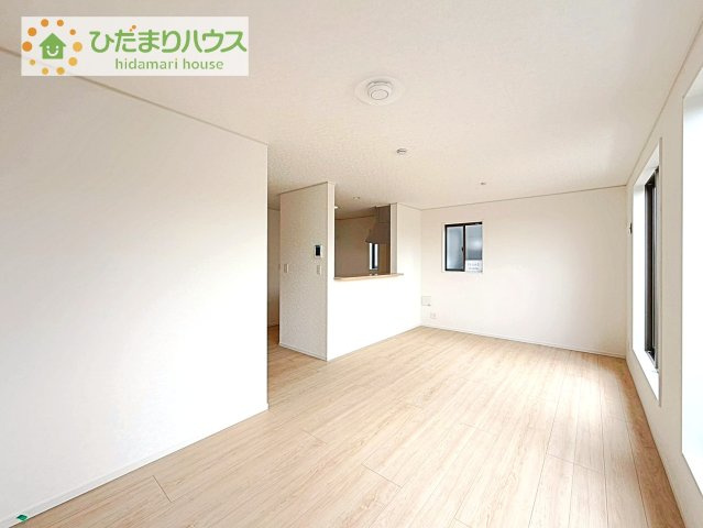 【居間・リビング】 | 取手市新町第13　新築戸建　1号棟 | リビングの大きな窓からは、暖かな日の光が降り注ぎます・・・