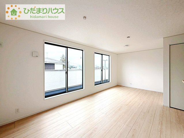 【居間・リビング】 | 取手市新町第13　新築戸建　1号棟 | 2階リビングにつき日当たりも更に恵まれています。
