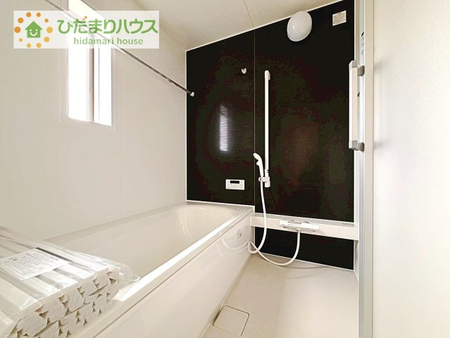 【浴室】 | 取手市新町第13　新築戸建　1号棟 | 何歳まで一緒に入ってくれるだろうか・・・。
広いお風呂は、お子様と一緒に入るバスタイムがより楽しくなります。