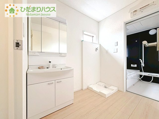 【独立洗面台】 | 取手市新町第13　新築戸建　1号棟 | 三面鏡の大きな鏡は憧れます(^^♪
鏡の後ろは収納となっていて、細かいものでも収納できるのでスッキリと整理できます！