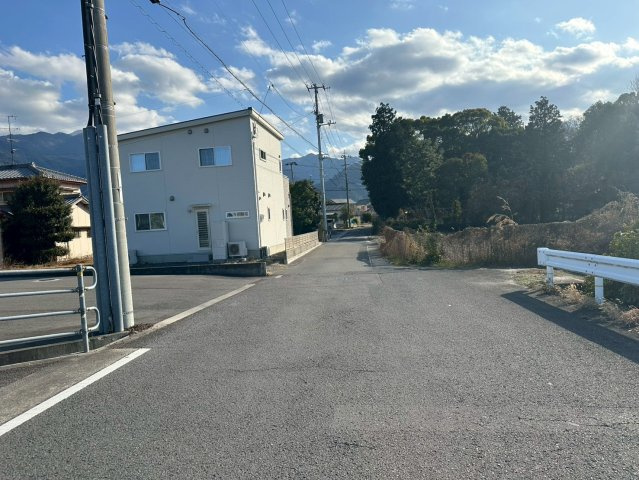 星原町　売土地の前面道路含む現地写真