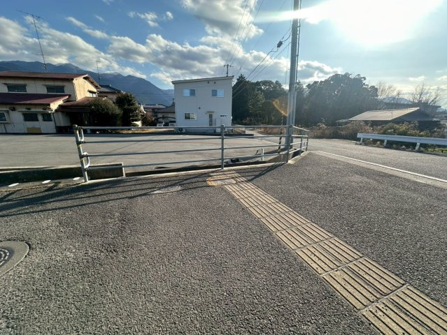 星原町　売土地の前面道路含む現地写真