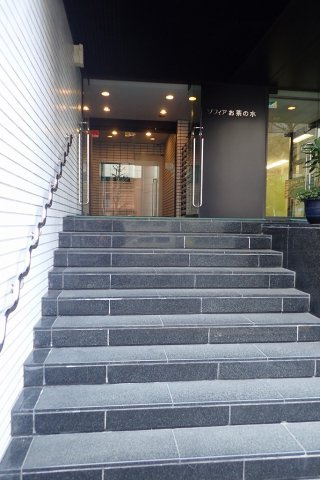 ソフィアお茶の水のエントランス