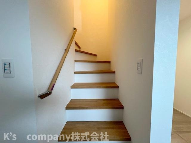 ◎高座郡寒川町小谷1丁目　新築戸建　C号棟の内装|手すり付き階段♪