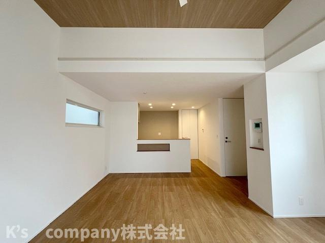 ◎高座郡寒川町小谷1丁目　新築戸建　C号棟の居間・リビング|全体を見わたせる対面式キッチン♪