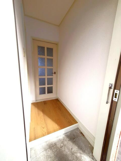 横浜市港南区港南５丁目のアパートの玄関