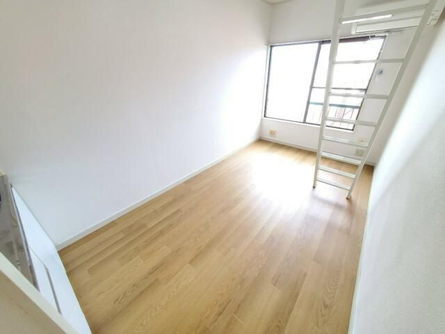 横浜市港南区港南５丁目のアパートの居間・リビング