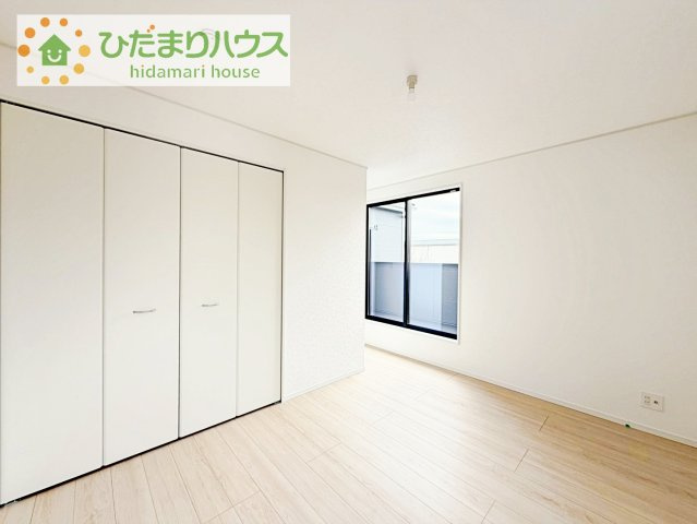 【寝室】 | 取手市新町第13　新築戸建　2号棟 | バルコニーに面していて、たっぷり光りの入る明るい主寝室です！