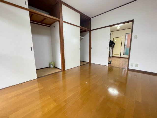 ハイム清芳　宅配BOX　角部屋　陽当たり良好　独立洗面台の居間・リビング