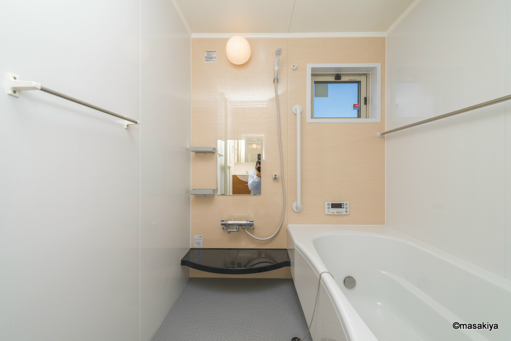 プリエの浴室|お風呂　一坪タイプで広々です。追い焚き・浴室乾燥機付きです。