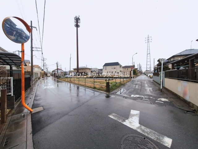 桶川市末広3丁目5期　新築戸建　ブルーミングガーデン01の前面道路含む現地写真