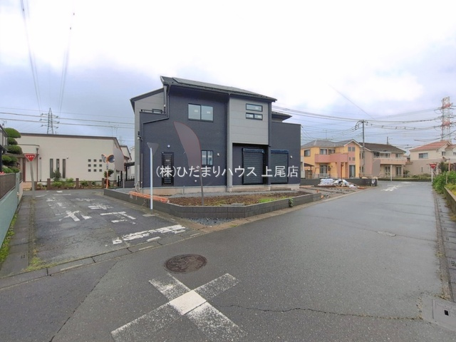 桶川市末広3丁目5期　新築戸建　ブルーミングガーデン01の前面道路含む現地写真