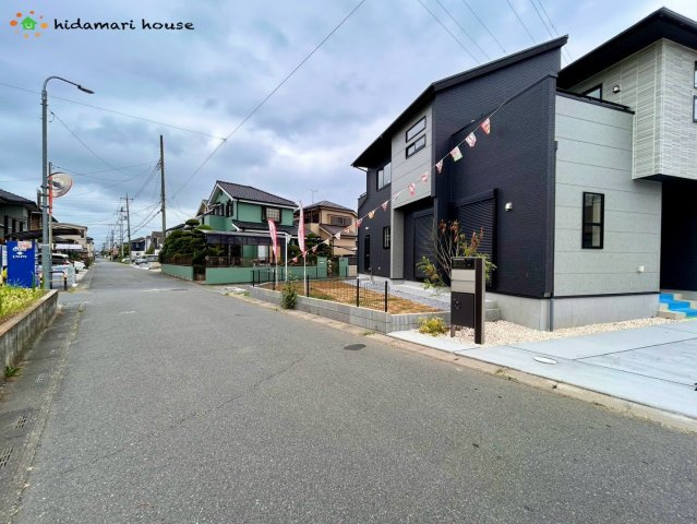 桶川市末広3丁目5期　新築戸建　ブルーミングガーデン01の前面道路含む現地写真