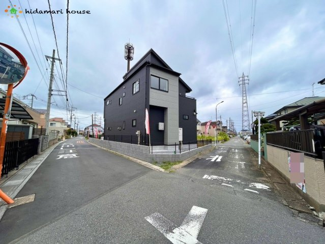 桶川市末広3丁目5期　新築戸建　ブルーミングガーデン01の前面道路含む現地写真