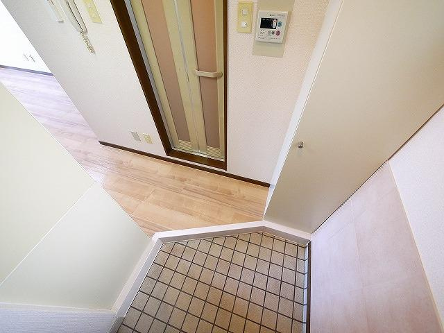 シティパレスあやめ池Ｐ８の玄関|収納もある玄関です