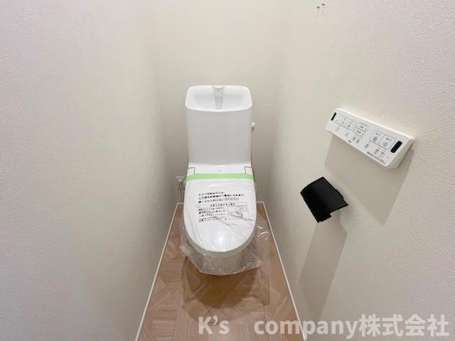 ◎高座郡寒川町小谷1丁目　新築戸建　D号棟のトイレ|白を基調とした清潔感のあるトイレ◇